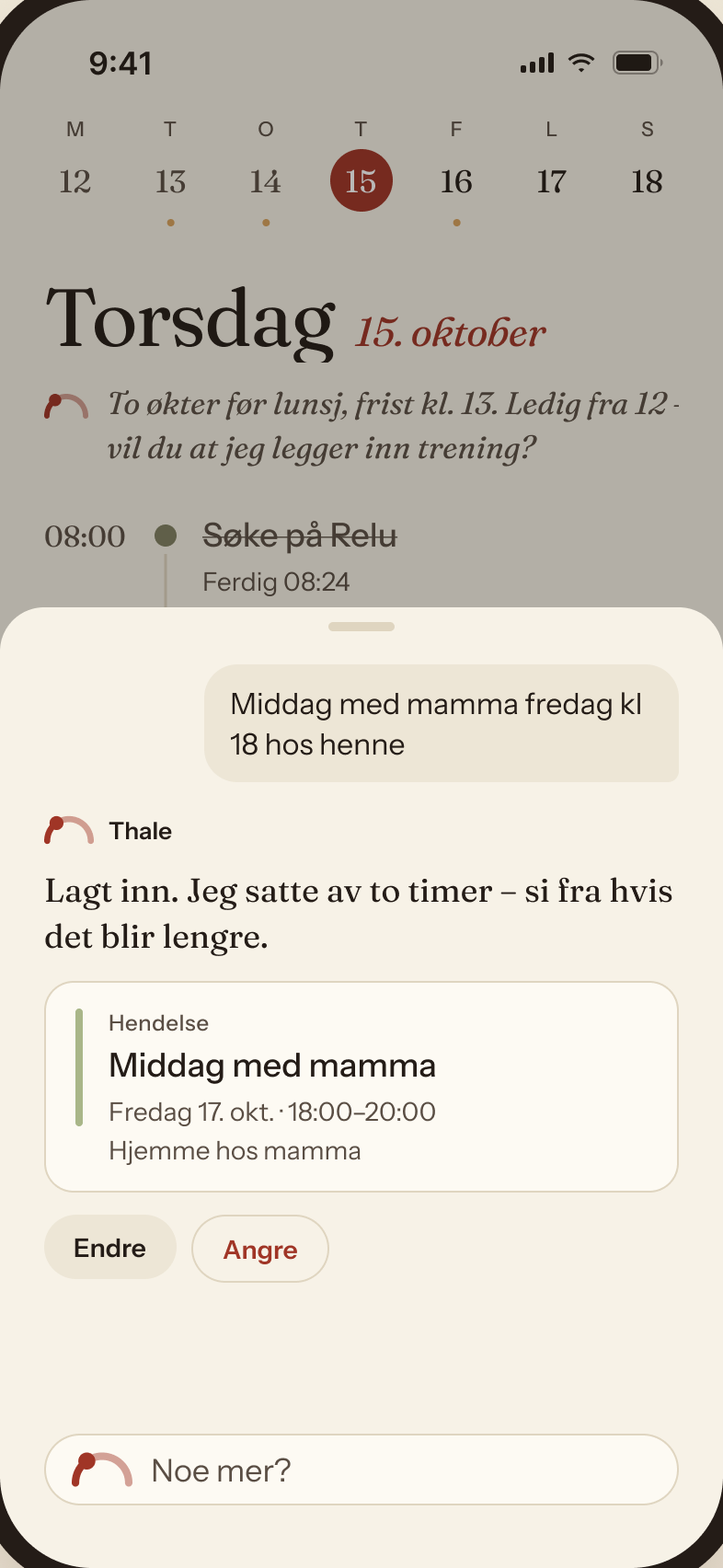 Du skriver «Middag med mamma fredag kl 18 hos henne». Thale svarer «Lagt inn» og viser avtalen med knappene Endre og Angre.